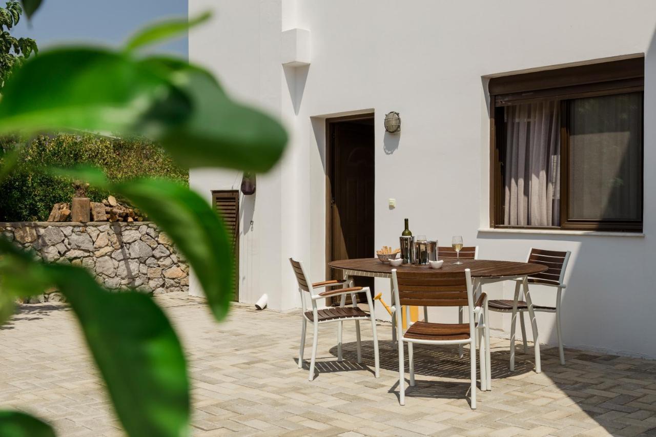 The Corner House At Gennadi Court Villa Buitenkant foto
