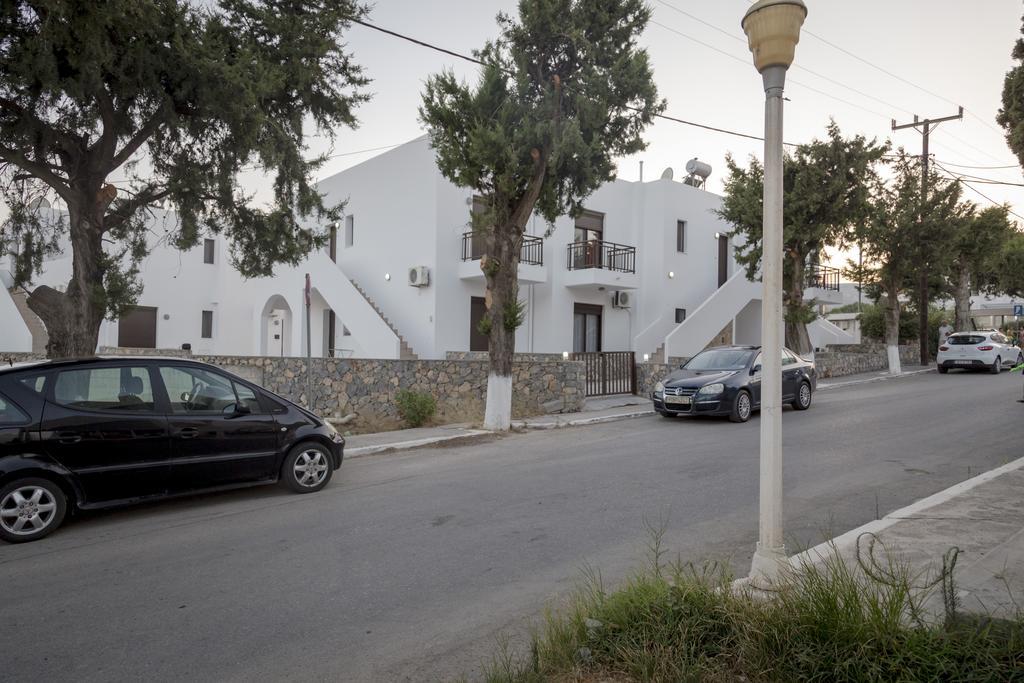 The Corner House At Gennadi Court Villa Buitenkant foto